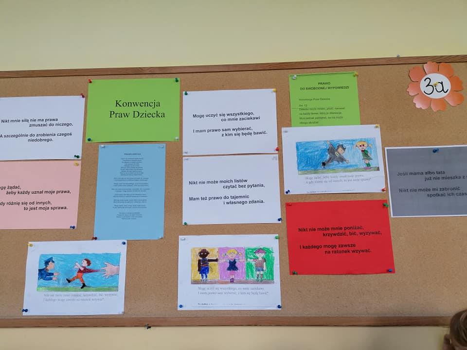 kartki z tekstami dotyczącymi praw dziecka na szkolnej tablicy