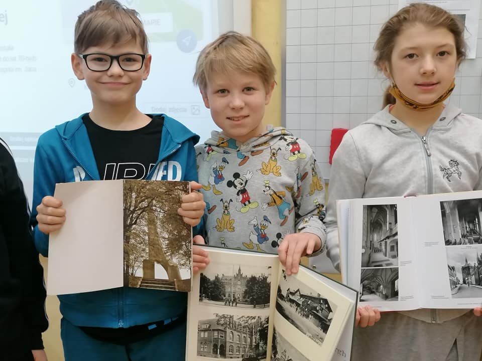 dzieci prezentują materiały dotyczące Kołobrzegu