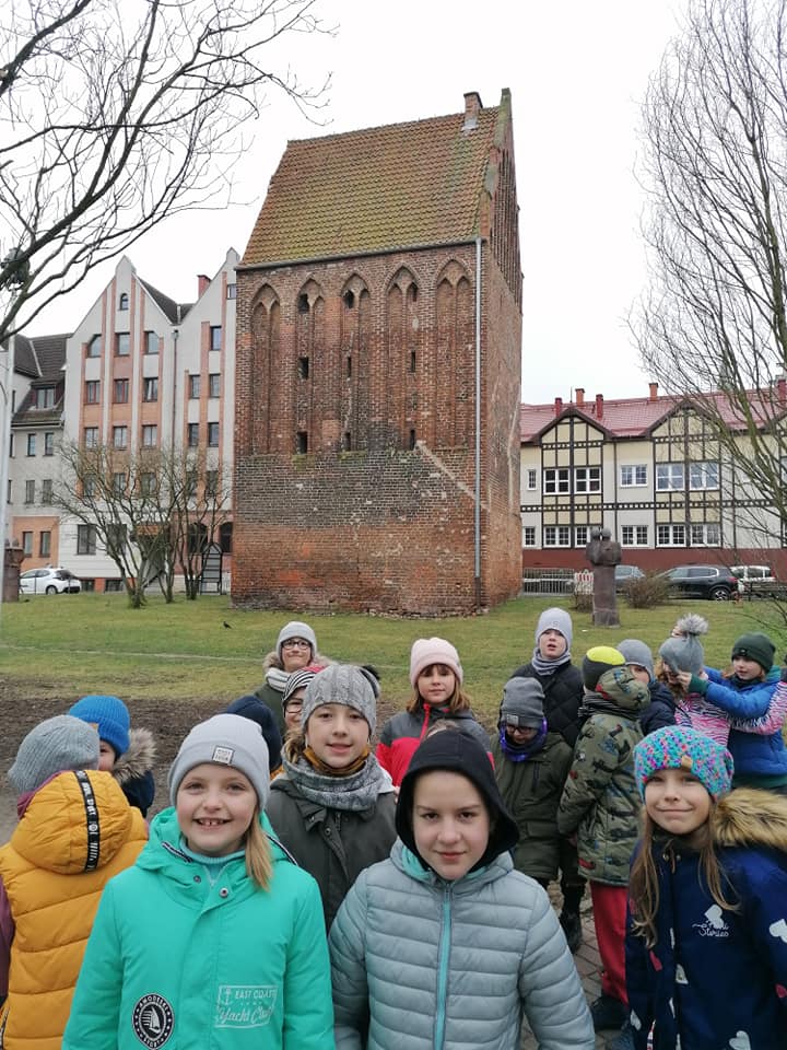 dzieci pozują przed basztą lontową