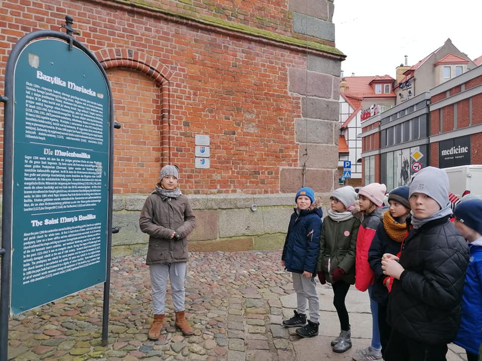 uczniowie pod kołobrzeską bazyliką