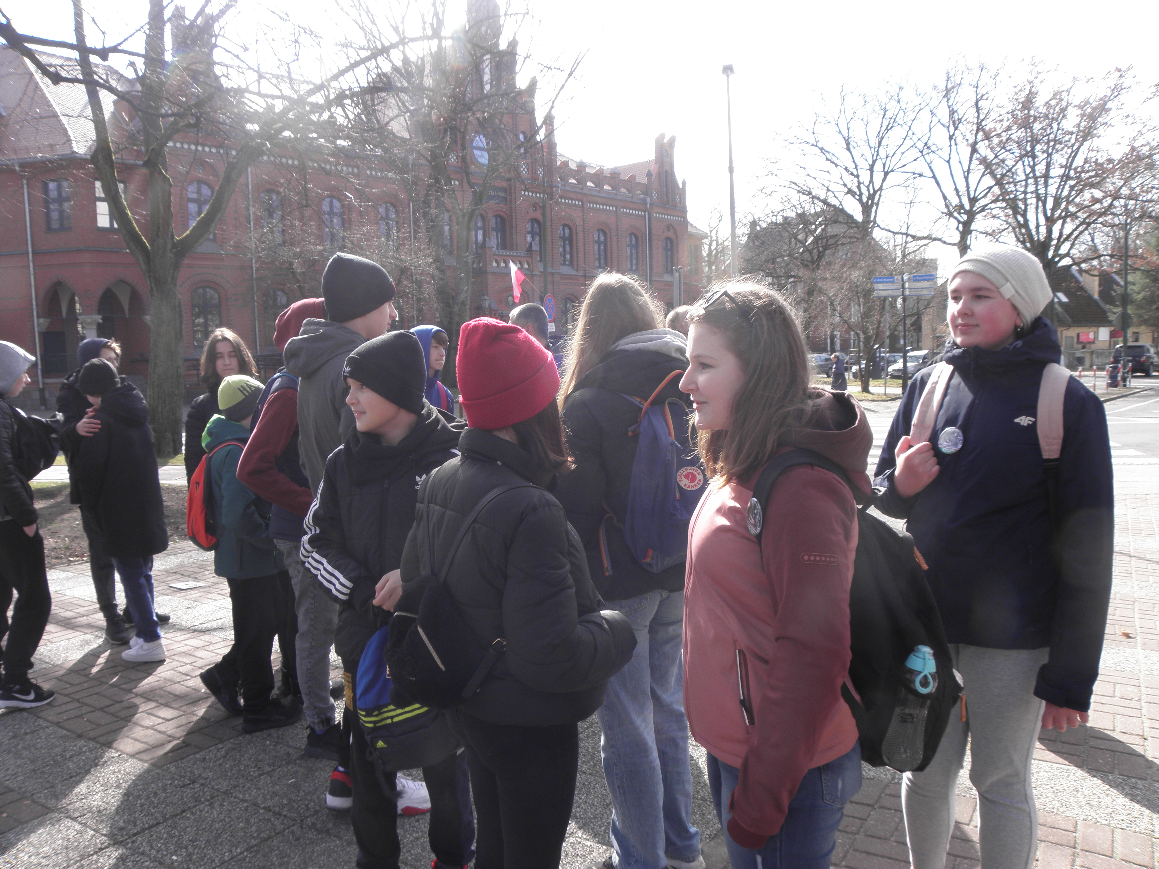 uczniowie biorący udział w marszu PTTK pod pomnikiem walk o Kołobrzeg