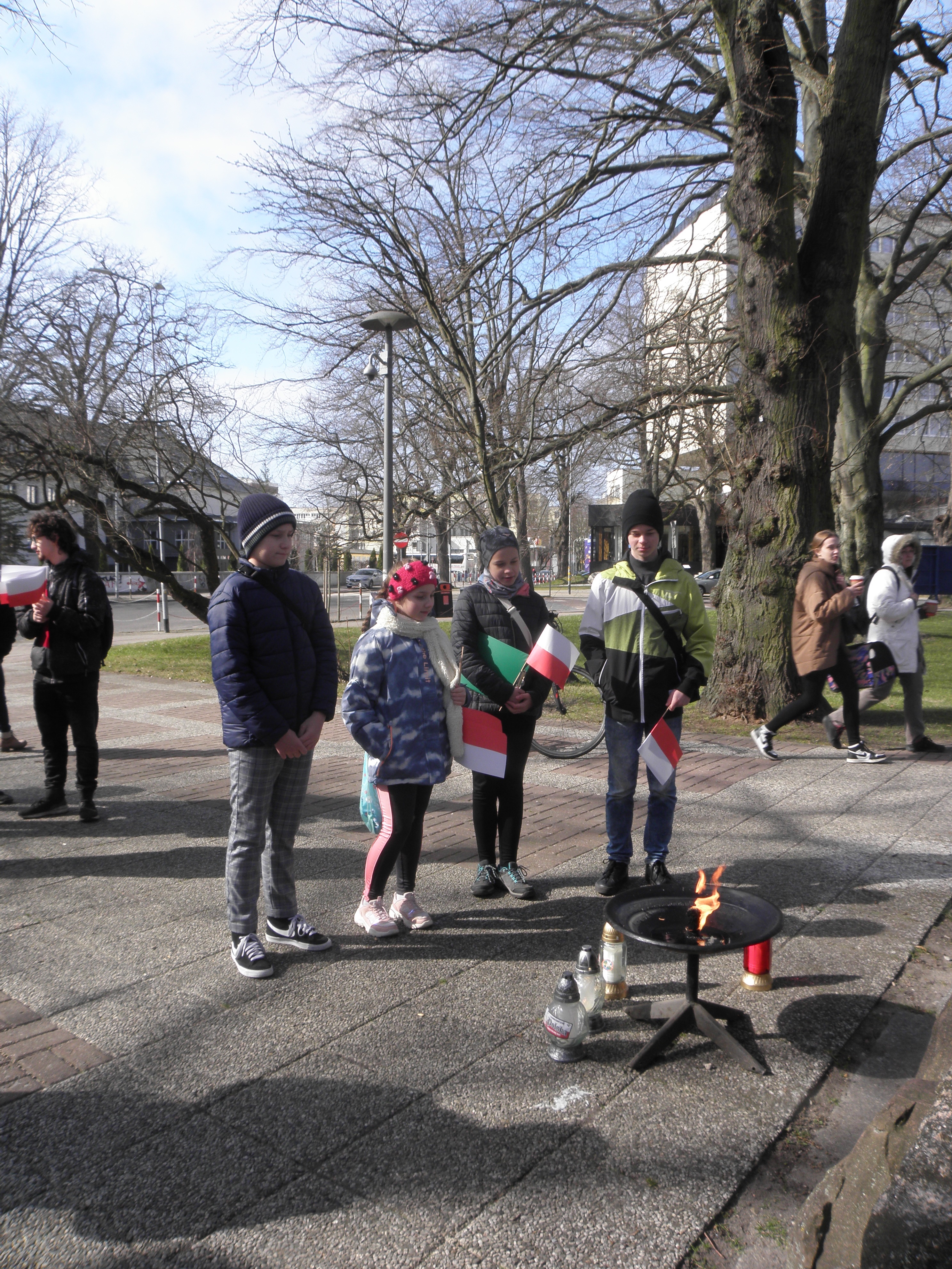 uczestnicy Marszu Pamięci pod pomnikiem walk o Kołobrzeg