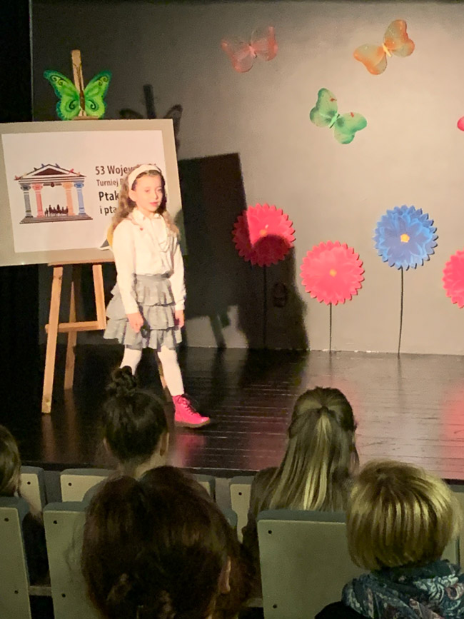 Grafika przedstawia Julię Giec podczas występu w Regionalnym Centrum Kultury