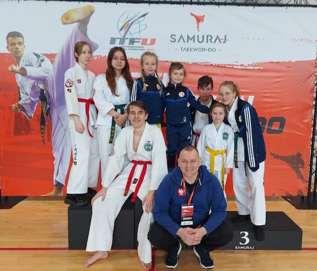 Grafika przedstawia zawodników  reprezentujących Szkołę Taekwon-Do 