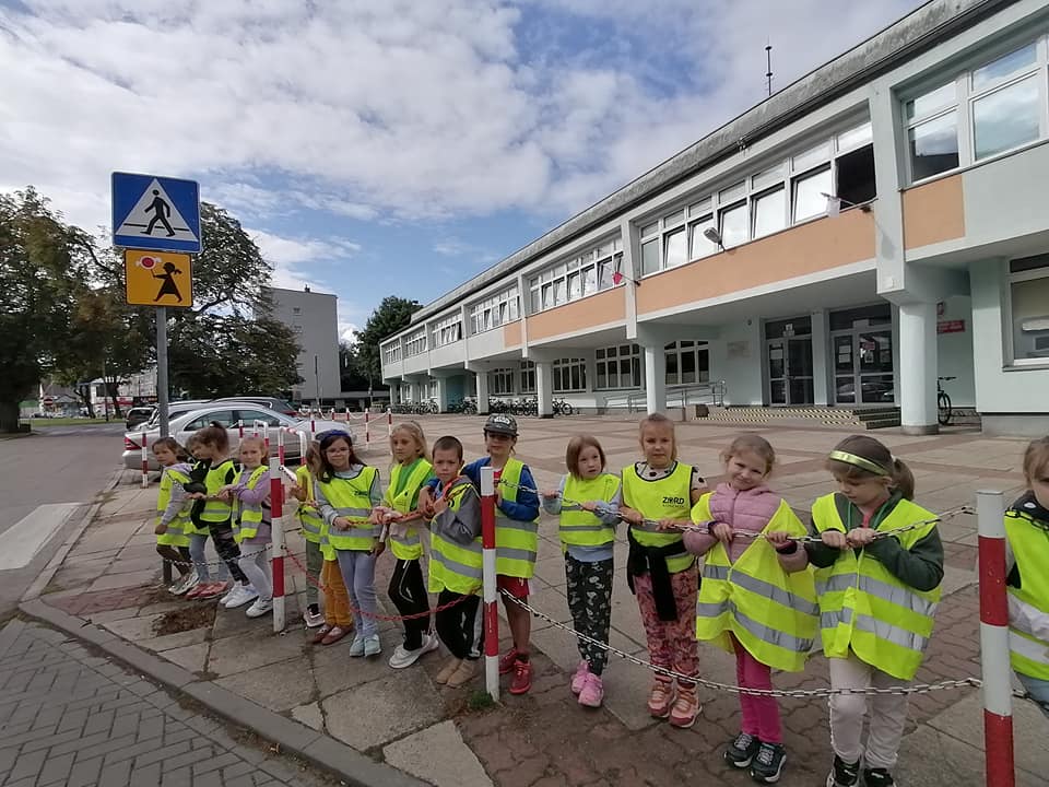 dzieci stoją przed szkołą