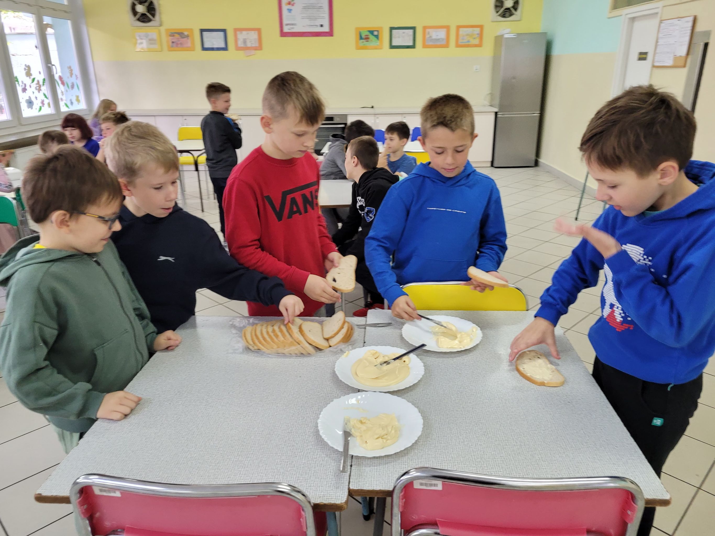 uczniowie jedzą kanapki z samodzielnie ubitym masłem