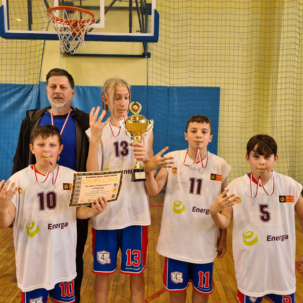 Grafika przedstawia trenera Przemka wróbla oraz 4 chłopców, którzy grali wfinale wojewódzkim igrzysk dzieci w koszykówce 3x3 chłopców