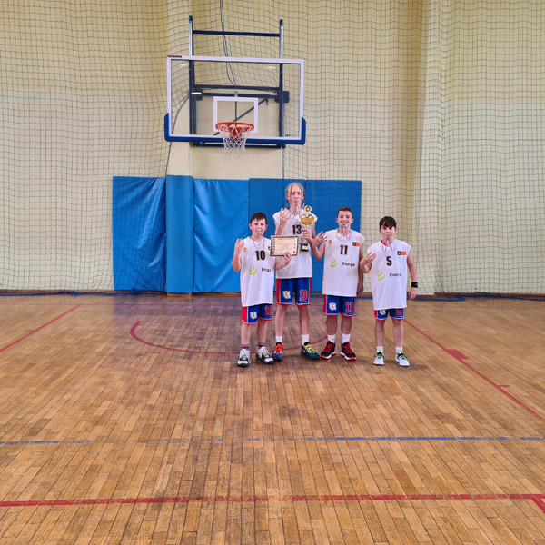 Grafika przedstawia trenera Przemka wróbla oraz 4 chłopców, którzy grali wfinale wojewódzkim igrzysk dzieci w koszykówce 3x3 chłopców