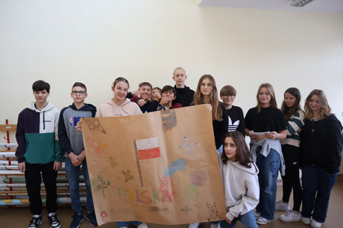 Uczniowie klasy 7b z plakatem wykonanym w ramach akcji 