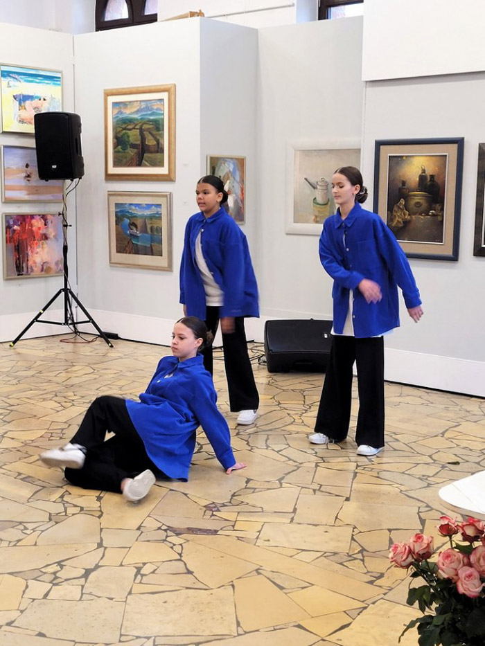 Trzy dziewczynki z Kołobrzeskiej Szkoły Tańca Vigor Styl Dance Studio podczas tańca