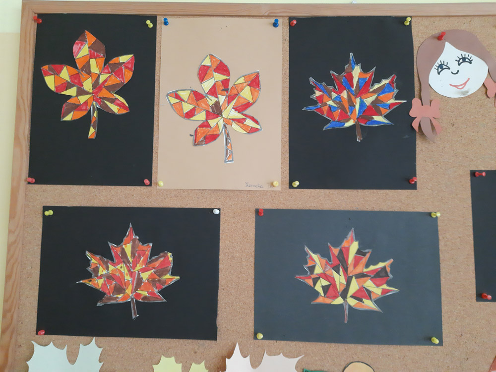 Grafika przedstawia tablice z jesiennymi pracami plastycznymi uczniów