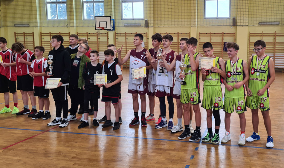 Grafika przedstawia zawodników biorących udział w finale wojewódzkim Igrzysk Młodzieży  SZkolnej w trójkach koszykarskich.