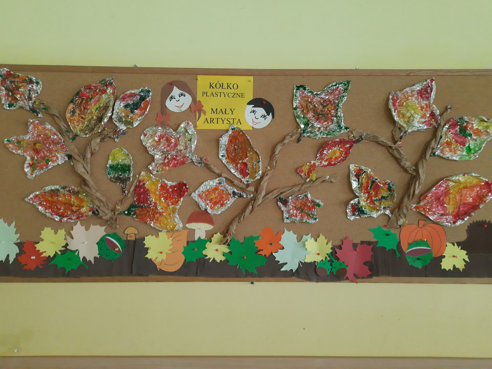 Grafika przedstawia tablice z pracami uczniów z koła plastycznego: temat jesienne liście
