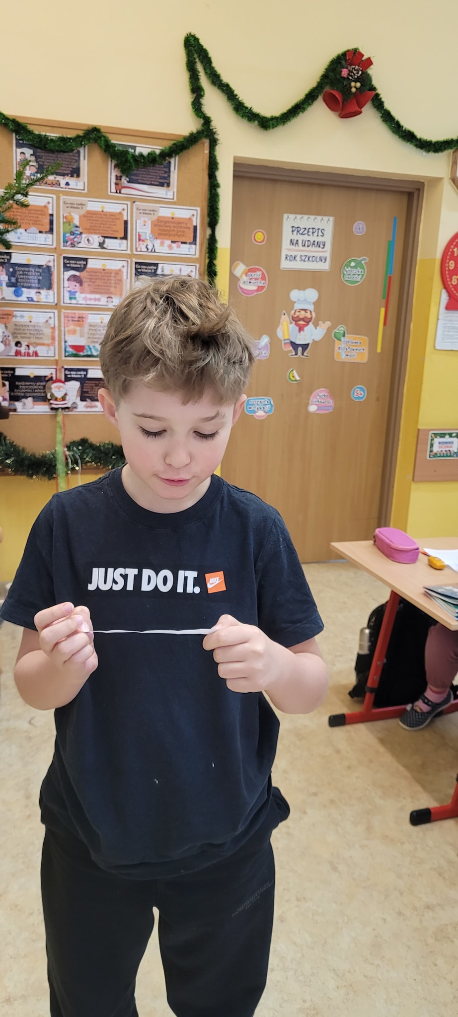 Chłopiec odczytuje zadanie z kalendarza adwentowego.