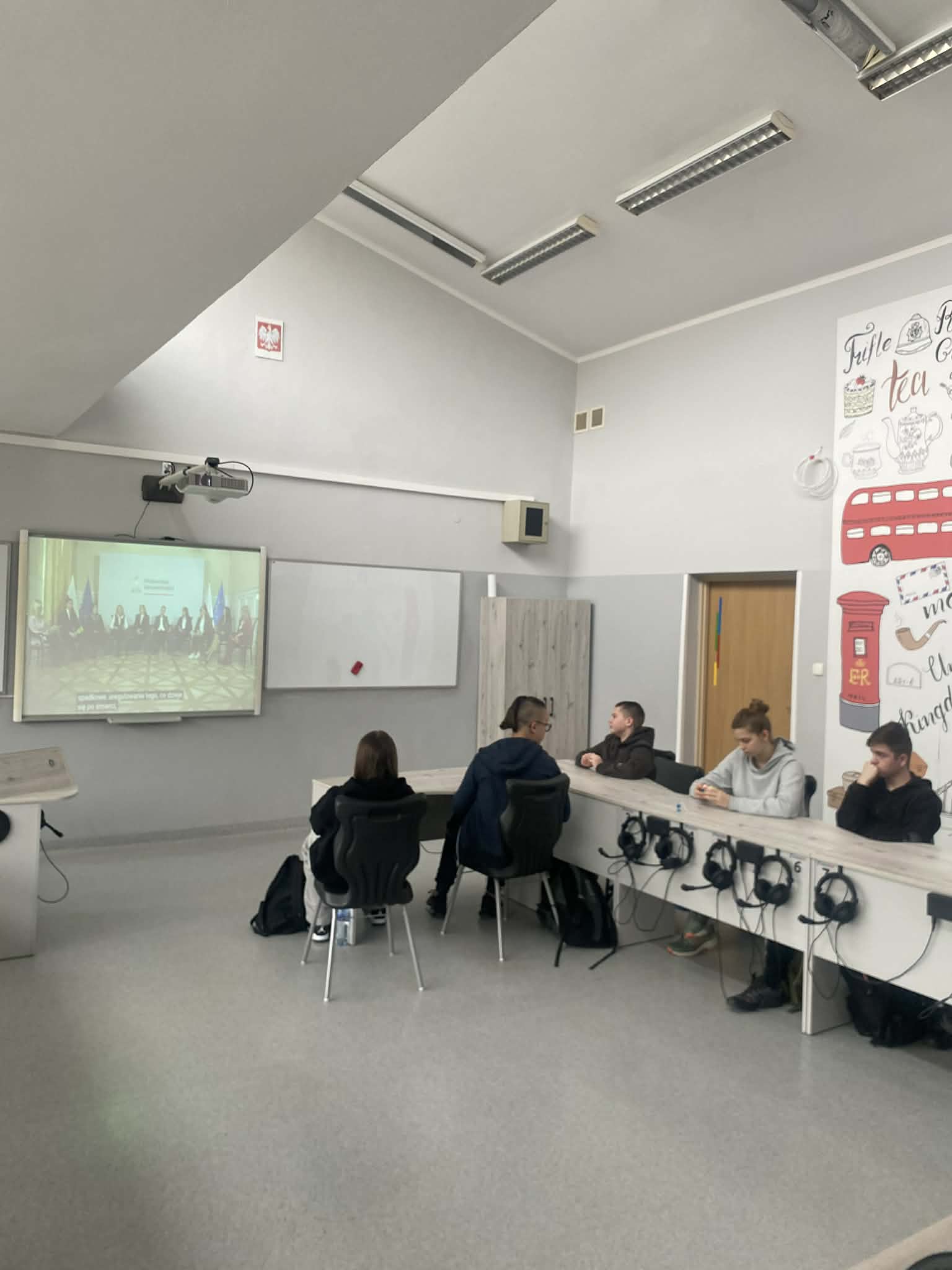 W klasach 8a, b i c  odbyły się wyjątkowe lekcje WOS-u w ramach projektu &bdquo;Prawnicy rozjaśniają prawo&rdquo;