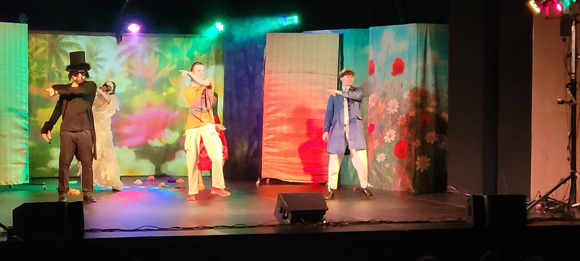 Klasy pierwsze i trzecie na przedstawieniu w RCK- u